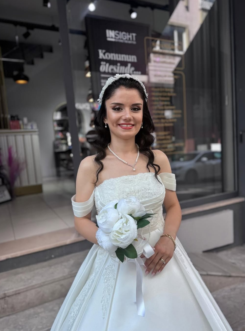 Dalgalı gelin saçı ve taçla tamamlanan BK gelin hazırlığı