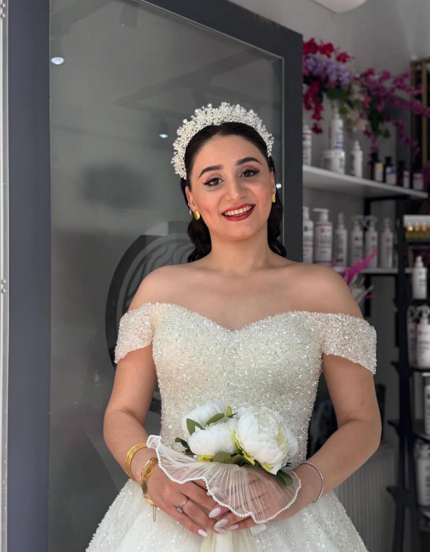 BK salonunda gelin saçı ve makyajı tamamlanmış bir gelin