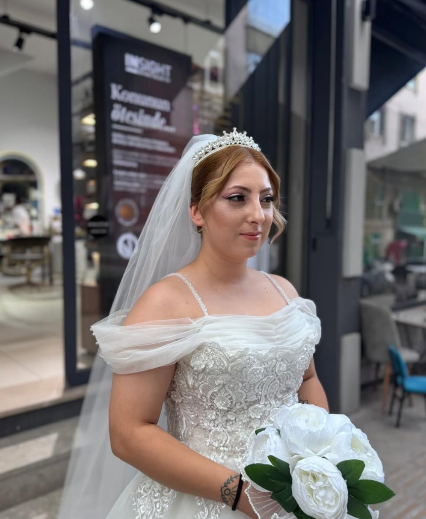 Topuz, taç ve duvakla tamamlanan BK gelin saçı